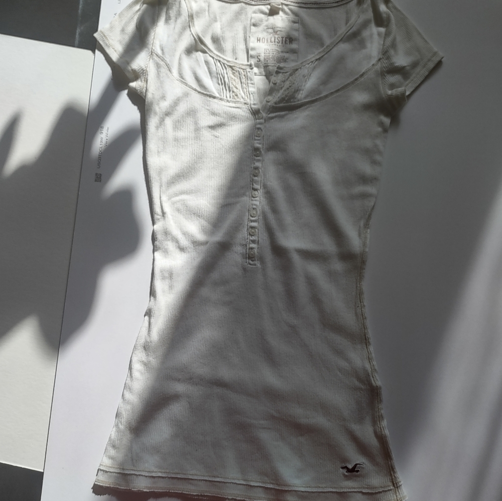 Hollister tee